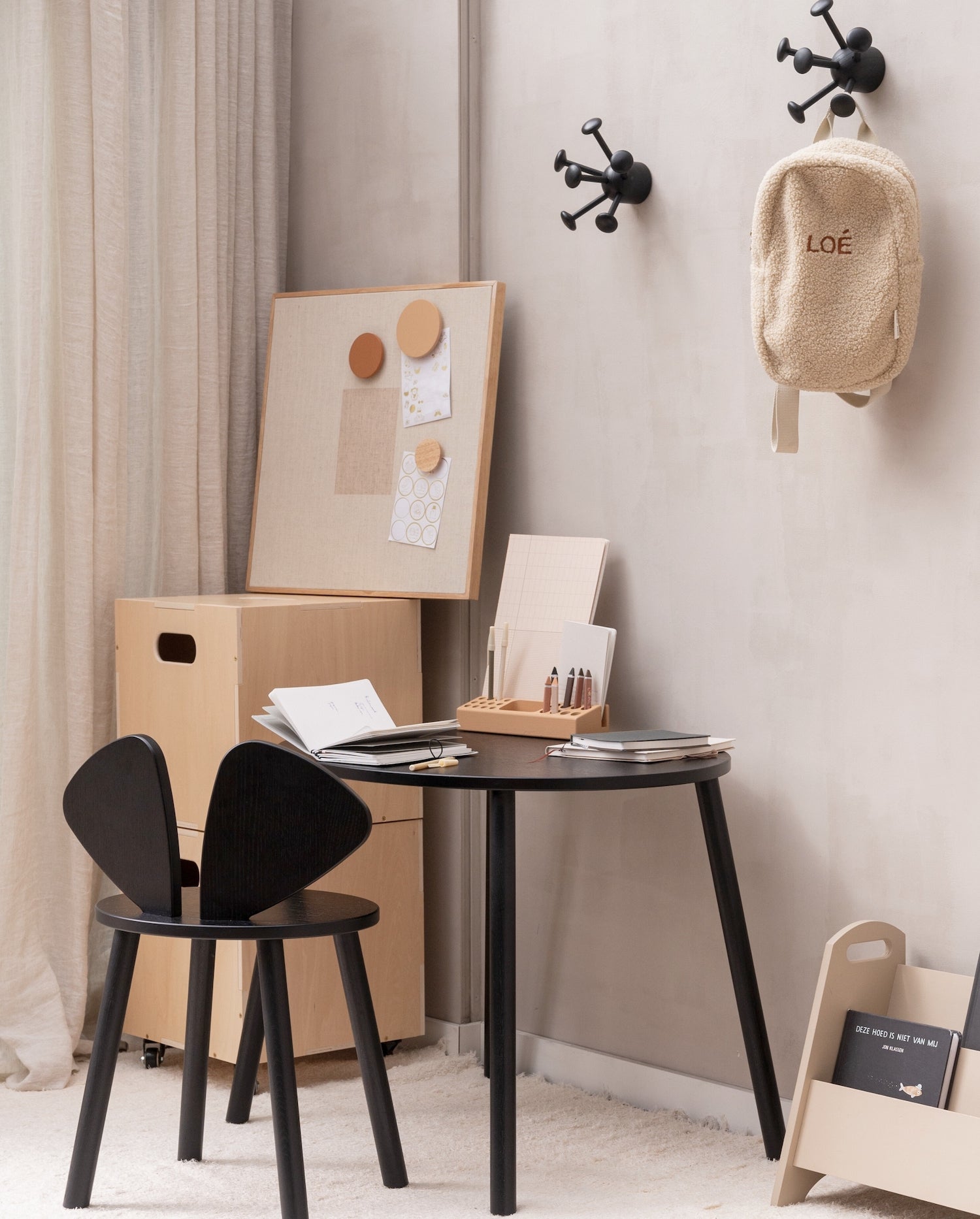 Inspirativní dětský pracovní koutek ve skandinávském stylu s designovým nábytkem NOFRED