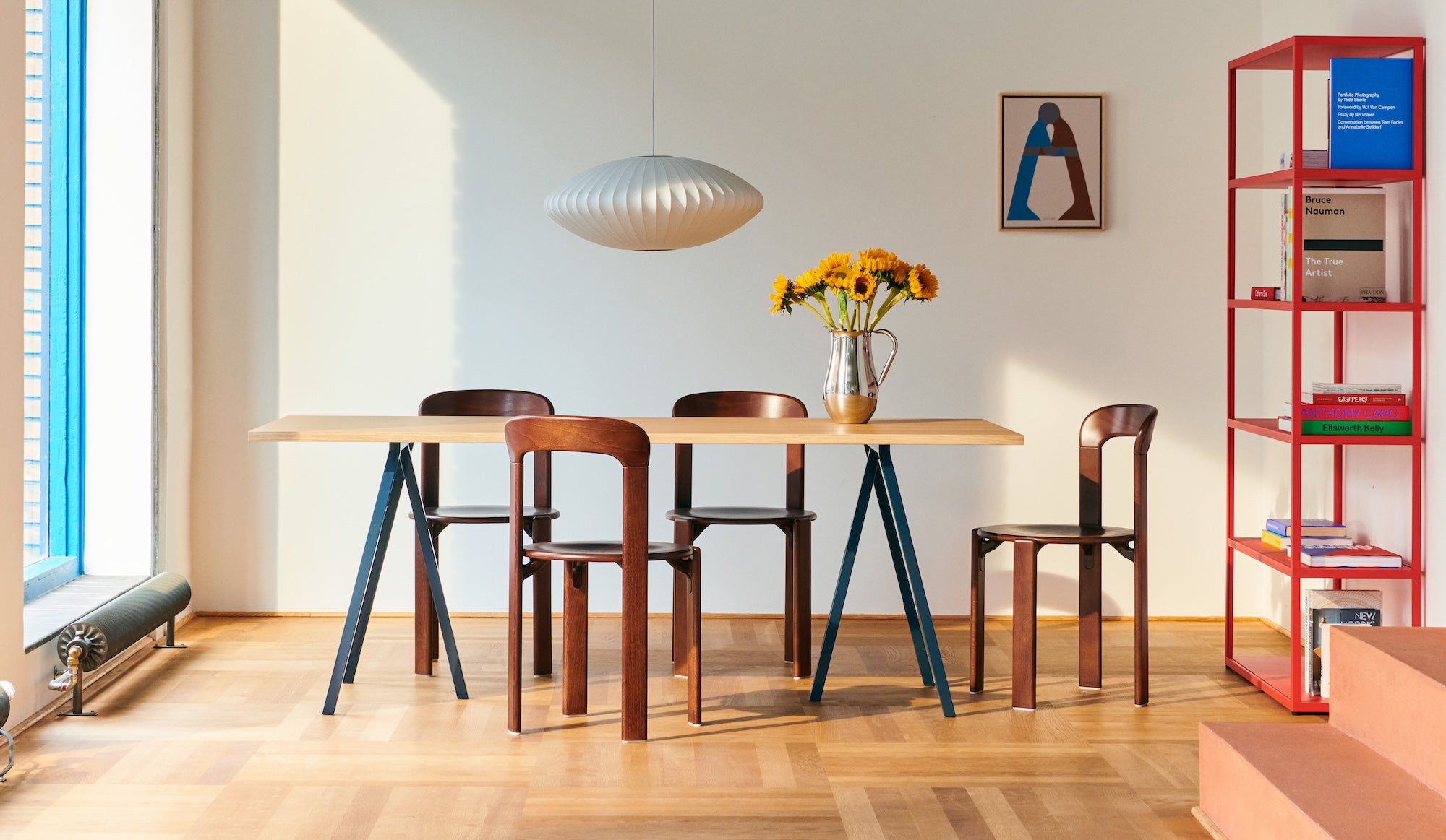 Stylová jídelna ve skandinávském stylu s dřevěnými prvky a designovým nábytkem HAY