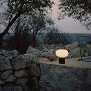 New Works Přenosná lampa Karl-Johan, Earth Red - DESIGNSPOT