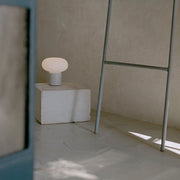 New Works Přenosná lampa Karl-Johan, Earth Red - DESIGNSPOT