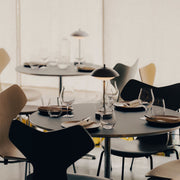 Fritz Hansen Přenosná lampa Clam, White - DESIGNSPOT