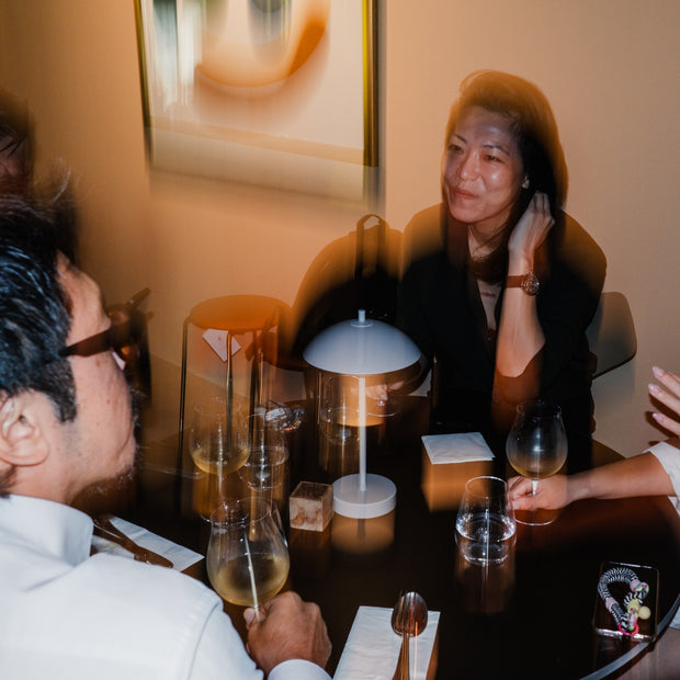 Fritz Hansen Přenosná lampa Clam, Nine Grey - DESIGNSPOT