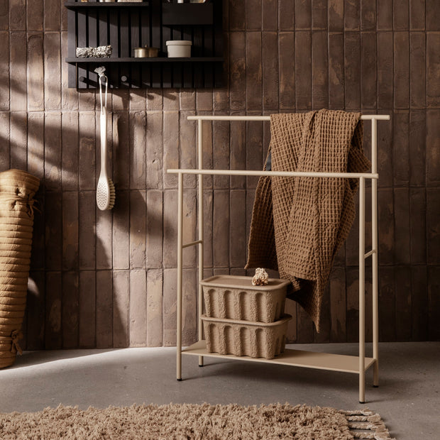 ferm LIVING Stojan na ručníky Dora, Cashmere - DESIGNSPOT