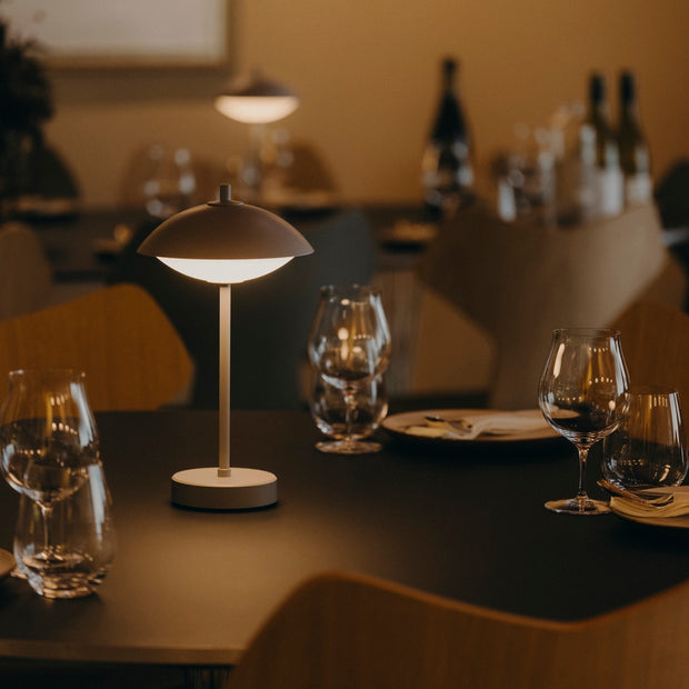 Fritz Hansen Přenosná lampa Clam, Dusk Blue - DESIGNSPOT