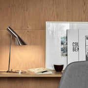 Louis Poulsen Stolní lampa AJ, Electric orange - DESIGNSPOT