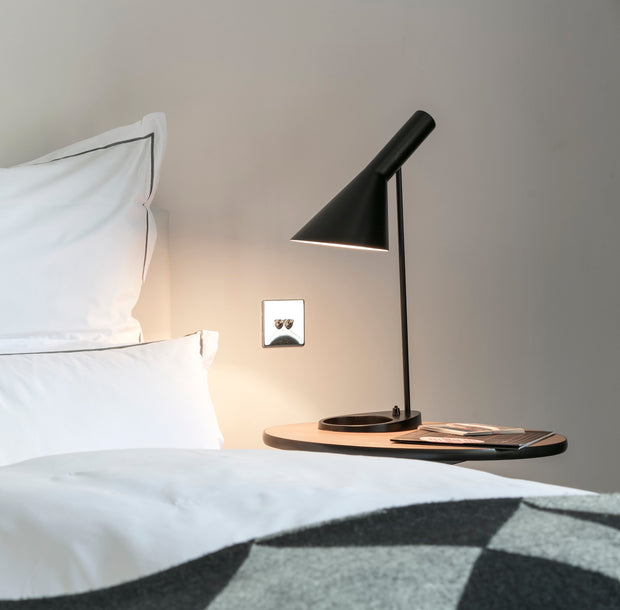Louis Poulsen Stolní lampa AJ, Electric orange - DESIGNSPOT