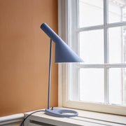 Louis Poulsen Stolní lampa AJ, Electric orange - DESIGNSPOT