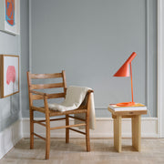 Louis Poulsen Stolní lampa AJ, Electric orange - DESIGNSPOT