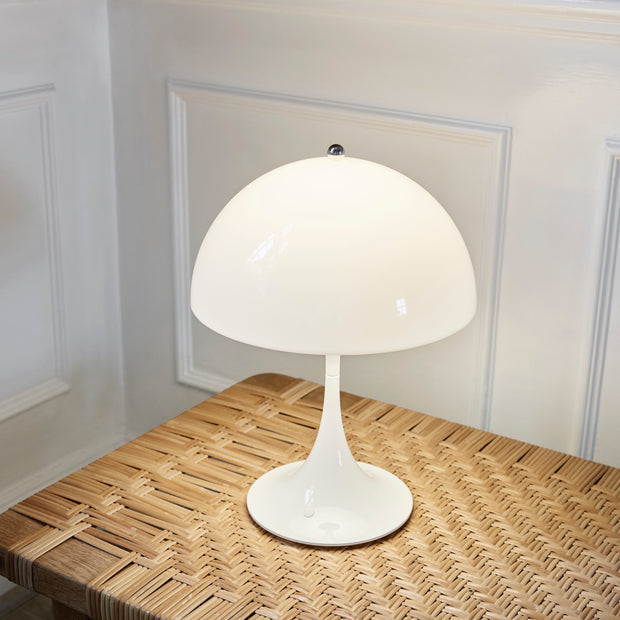 Louis Poulsen Přenosná lampa Panthella 250, White opal acryl - DESIGNSPOT