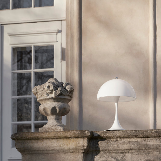 Louis Poulsen Přenosná lampa Panthella 250, White opal acryl - DESIGNSPOT
