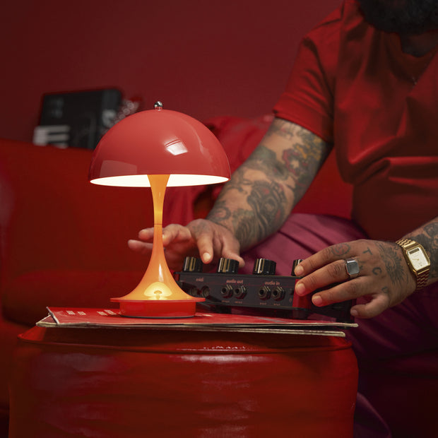 Louis Poulsen Přenosná lampa Panthella 250, Opaque coral - DESIGNSPOT