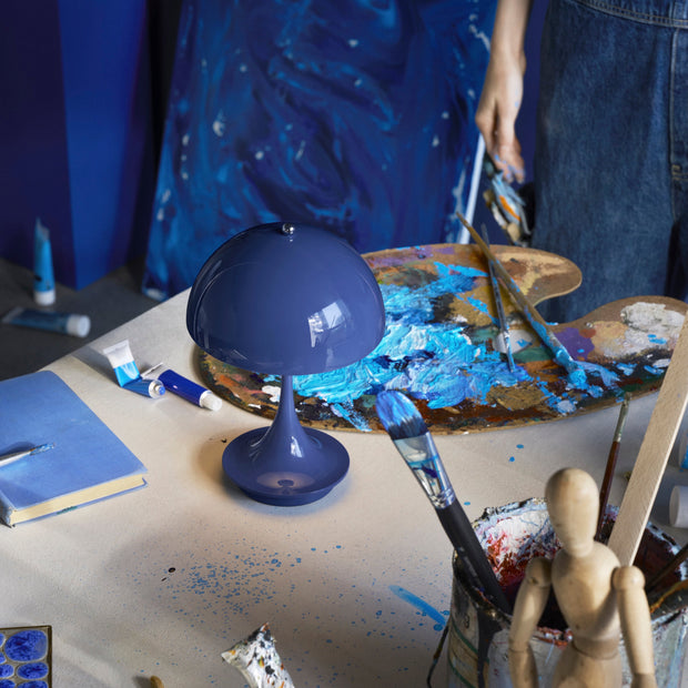 Louis Poulsen Přenosná lampa Panthella 160, Chrome opal blue grey - DESIGNSPOT