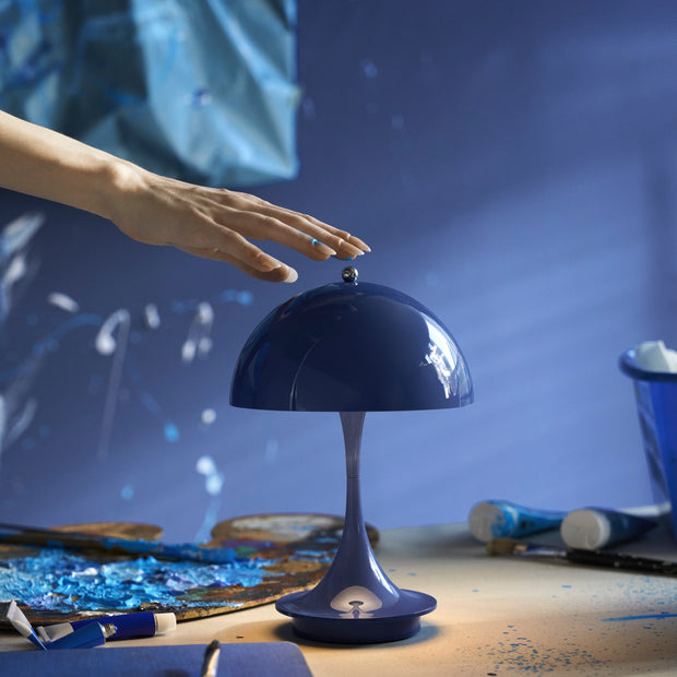 Louis Poulsen Přenosná lampa Panthella 160, Chrome opal blue grey - DESIGNSPOT