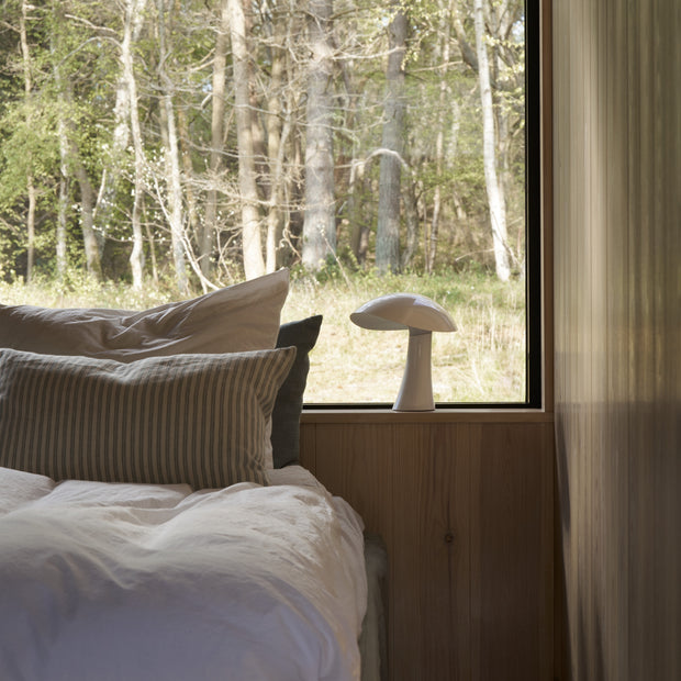 Louis Poulsen Přenosná lampa Rumee 220, Cloud white - DESIGNSPOT