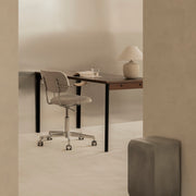 Audo Copenhagen Kancelářská židle Co Task Chair s područkami, Black / Natural Oak - DESIGNSPOT