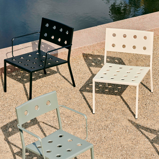 Hay Zahradní křeslo Balcony Lounge Chair, Chalk Beige - DESIGNSPOT