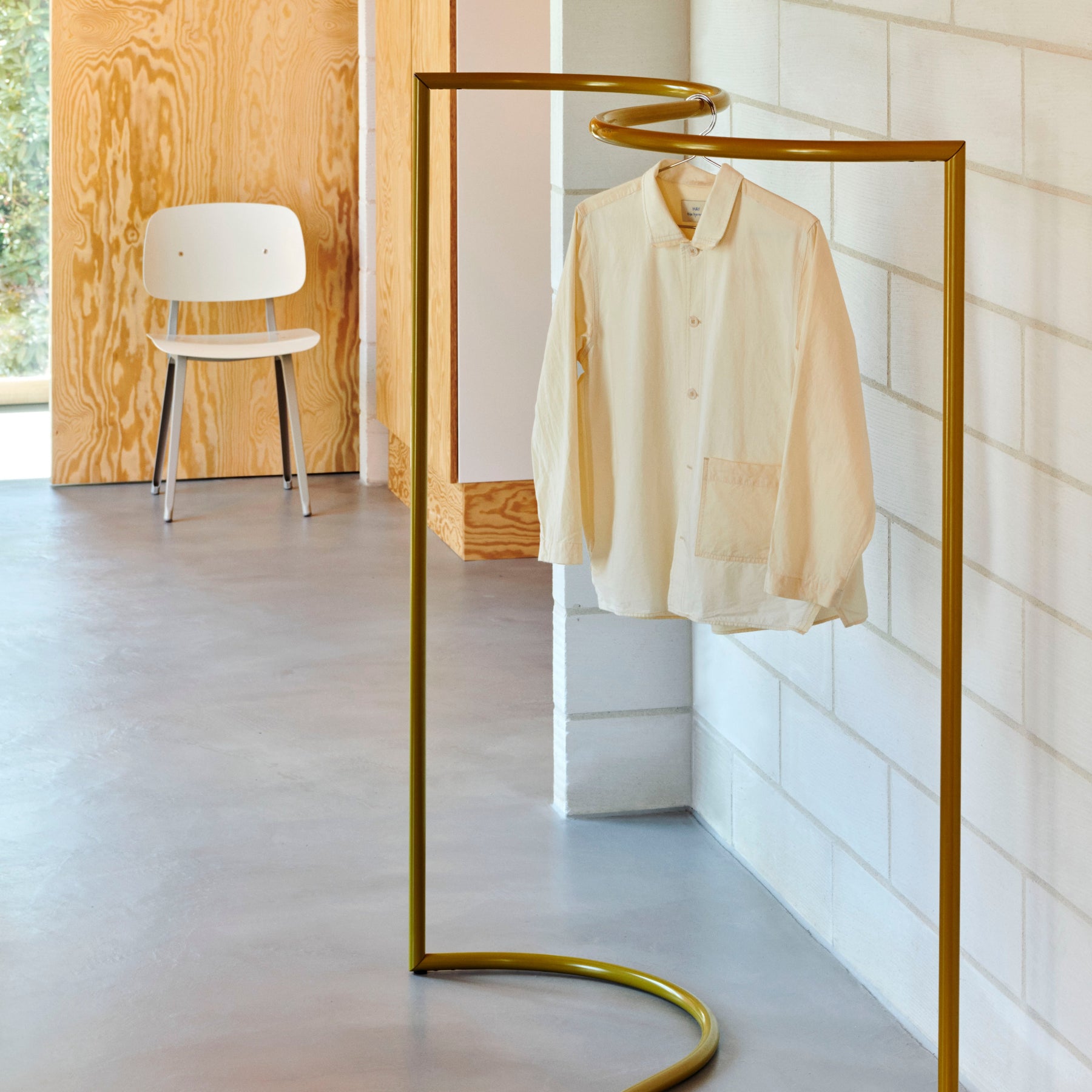 Stojací věšák Colour Rack C, Maroon Red – HAY | DESIGNSPOT