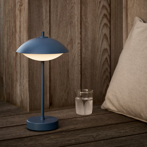 Fritz Hansen Přenosná lampa Clam, Dusk Blue - DESIGNSPOT