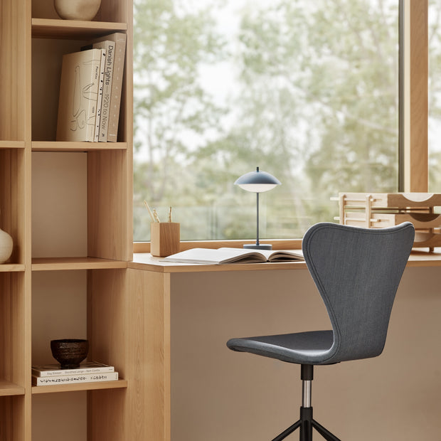 Fritz Hansen Přenosná lampa Clam, Dusk Blue - DESIGNSPOT