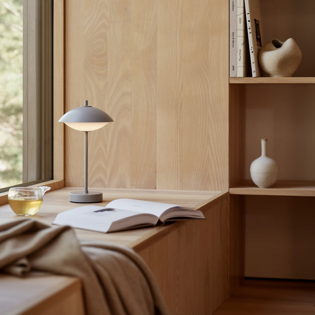 Fritz Hansen Přenosná lampa Clam, Dusk Blue - DESIGNSPOT