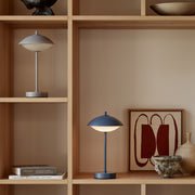 Fritz Hansen Přenosná lampa Clam, Dusk Blue - DESIGNSPOT