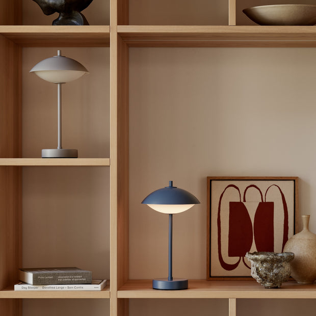 Fritz Hansen Přenosná lampa Clam, White - DESIGNSPOT