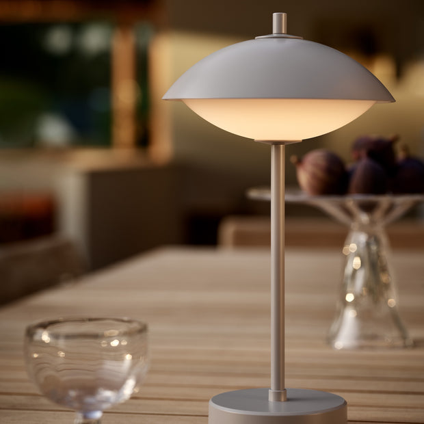 Fritz Hansen Přenosná lampa Clam, Dusk Blue - DESIGNSPOT