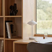 Fritz Hansen Přenosná lampa Clam, Dusk Blue - DESIGNSPOT