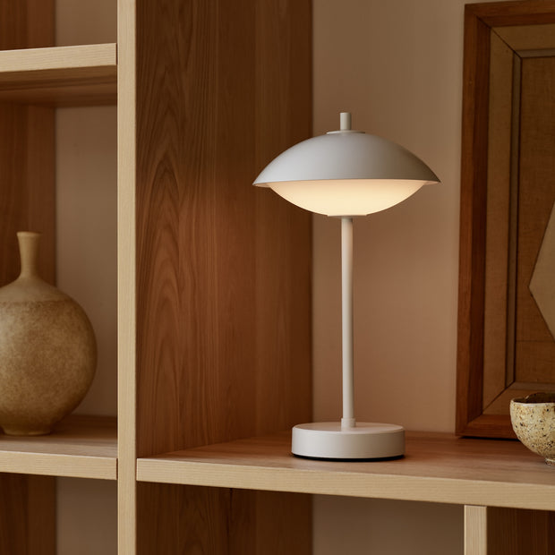 Fritz Hansen Přenosná lampa Clam, Dusk Blue - DESIGNSPOT