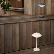 Fritz Hansen Přenosná lampa Clam, Dusk Blue - DESIGNSPOT