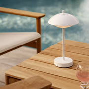 Fritz Hansen Přenosná lampa Clam, White - DESIGNSPOT