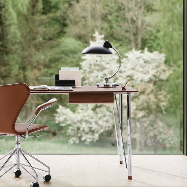 Fritz Hansen Stolní lampa Kaiser Idell Luxus, Easy grey & Brass - DESIGNSPOT