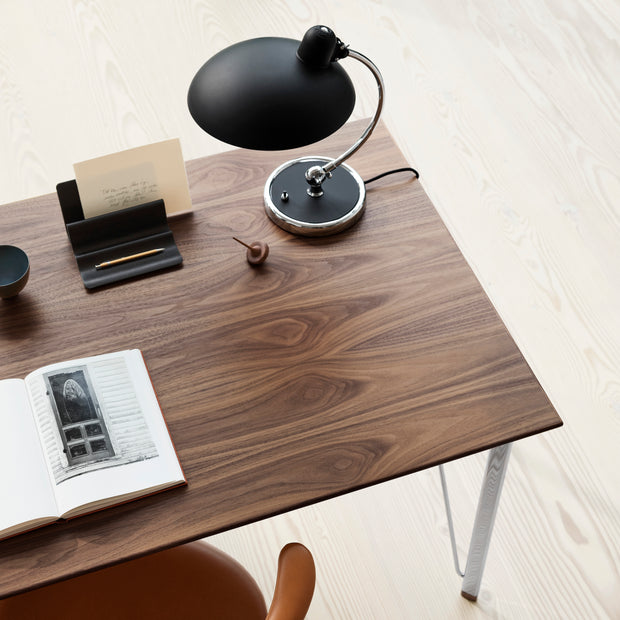 Fritz Hansen Stolní lampa Kaiser Idell Luxus, Easy grey & Brass - DESIGNSPOT