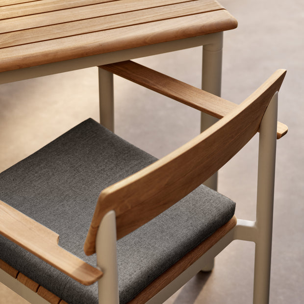 Fritz Hansen Zahradní lehátko Pelagus, Sand - DESIGNSPOT