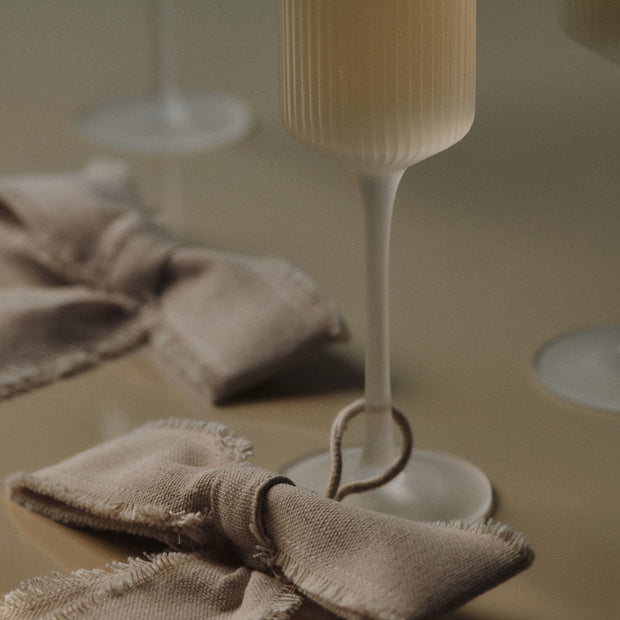 Ferm Living Skleničky na šampaňské Ripple Flutes, Smoked Grey, sada 2 kusů - DESIGNSPOT