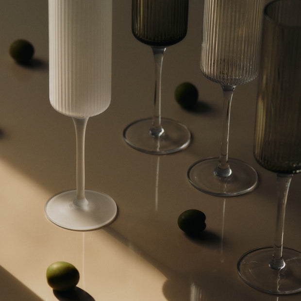 Ferm Living Skleničky na šampaňské Ripple Flutes, Smoked Grey, sada 2 kusů - DESIGNSPOT