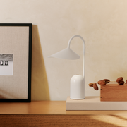 Ferm Living Přenosná lampa Arum, Tea Green - DESIGNSPOT