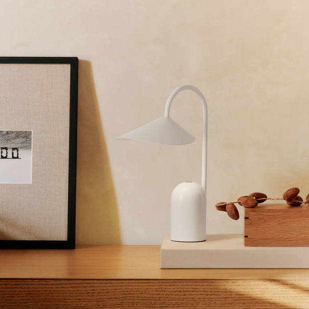 Ferm Living Přenosná lampa Arum, Tea Green - DESIGNSPOT