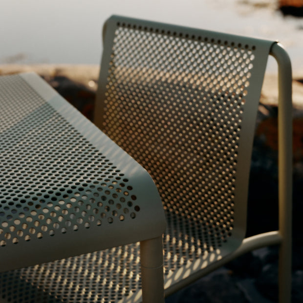 Ferm Living Zahradní lavice Dapple, Cashmere - DESIGNSPOT
