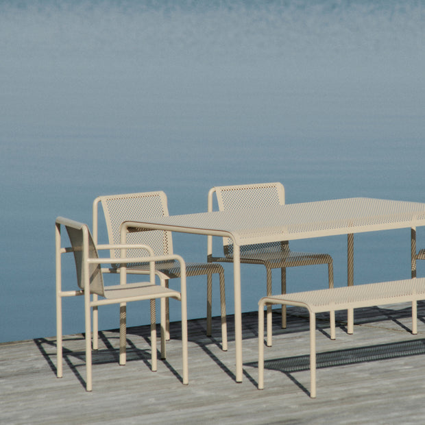 Ferm Living Zahradní lavice Dapple, Cashmere - DESIGNSPOT