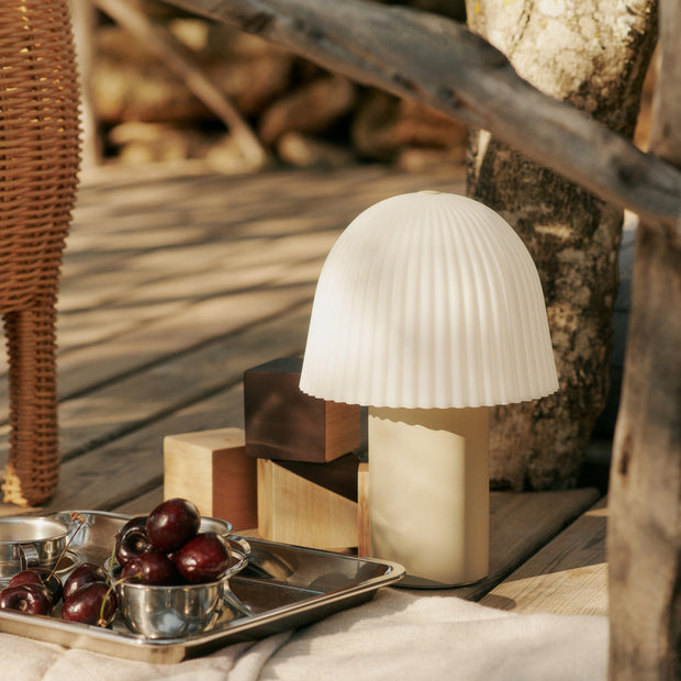 Ferm Living Přenosná lampa Frill, Rose / White - DESIGNSPOT