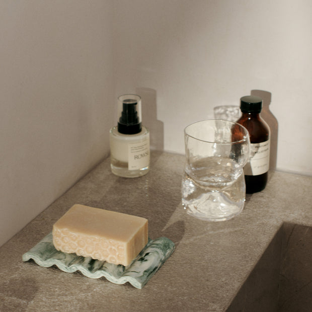 Ferm Living Miska na mýdlo Mist, Charcoal - DESIGNSPOT