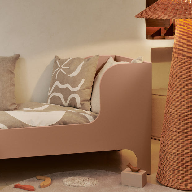 Ferm Living Dětská postel Sill Junior, Rose - DESIGNSPOT