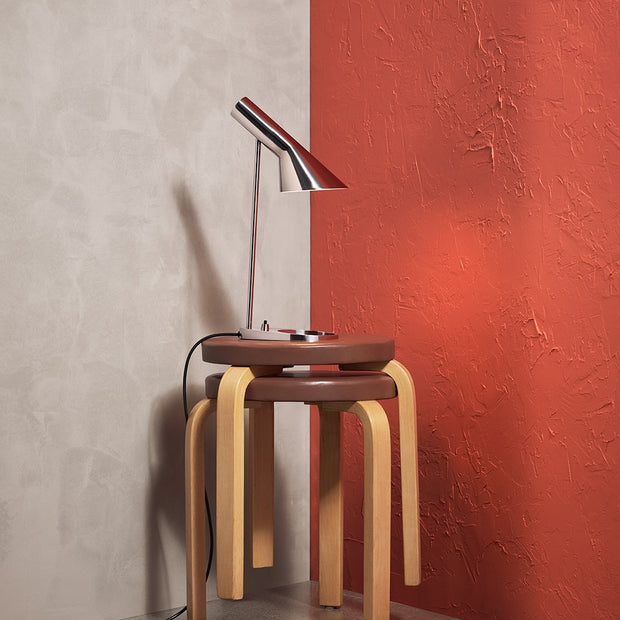 Louis Poulsen Stolní lampa AJ, Electric orange - DESIGNSPOT