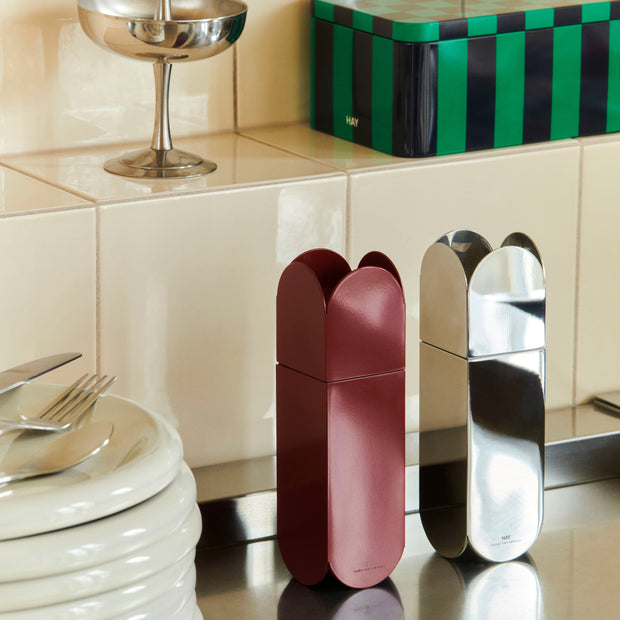 HAY Mlýnek na sůl a pepř Arcs, Burgundy - DESIGNSPOT