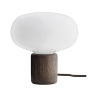 New Works Stolní lampa Karl-Johan, Smoked Oak / White Opal - DESIGNSPOT