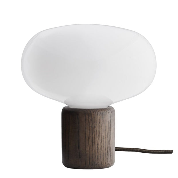 New Works Stolní lampa Karl-Johan, Smoked Oak / White Opal - DESIGNSPOT