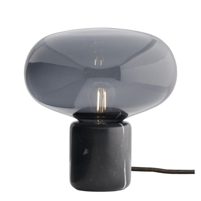 New Works Stolní lampa Karl-Johan, Black Marquina / Smoked - DESIGNSPOT