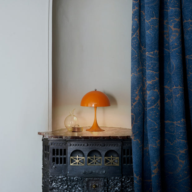 Louis Poulsen Přenosná lampa Panthella 250, Opaque burgundy - DESIGNSPOT