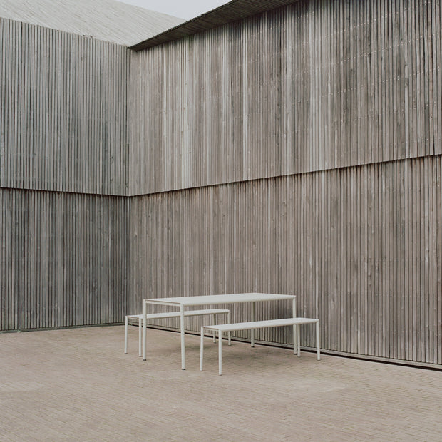 New Works Zahradní lavice May, Light Grey - DESIGNSPOT